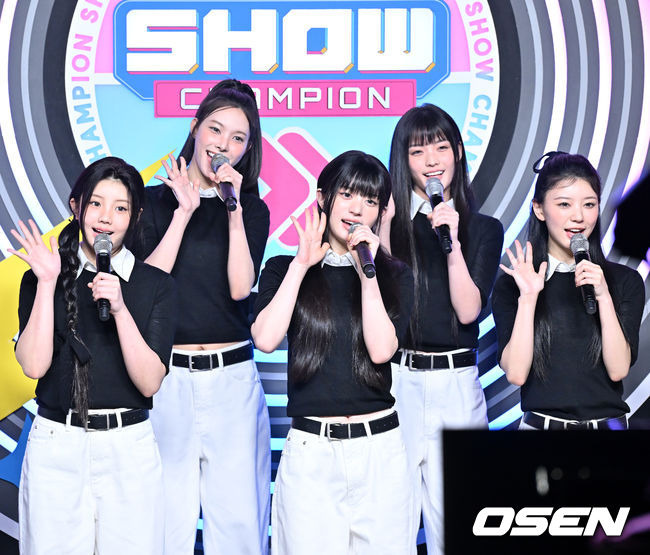 [OSEN=고양, 민경훈 기자]아일릿이 인터뷰를 하고 있다. 2024.04.03 / rumi@osen.co.kr