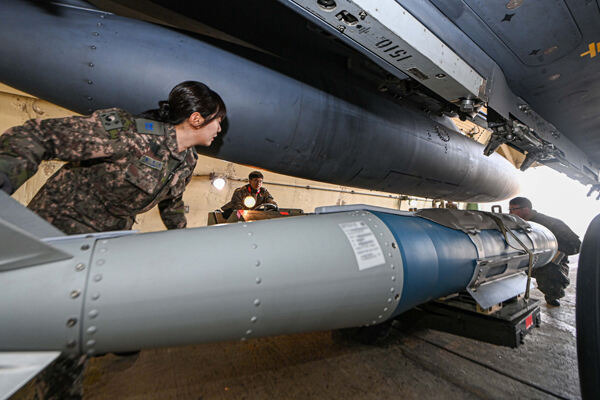 공군 제11전투비행단 정비사들이 F-15K에 GBU-31 공대지 유도폭탄을 장착하고 있다. 공군 제공