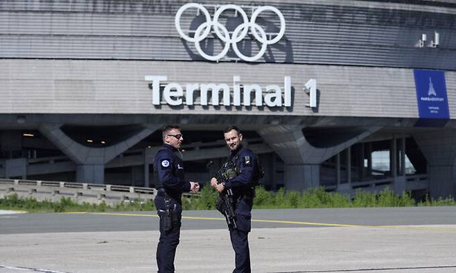 프랑스 파리 드골 공항 제1터미널 앞에 보안요원들이 경계를 서고 있다. AP연합sbtm