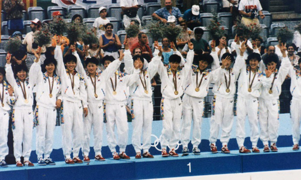 1992년 바르셀로나 올림픽에서 직전 서울 올림픽(1988)에 이은 금메달 2연패를 달성한 한국 여자 핸드볼 대표팀 선수들이 시상식에서 환호하고 있다. 세계일보 자료사진