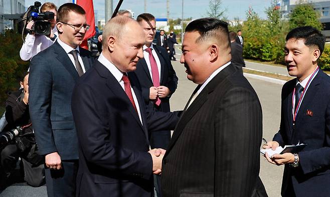 지난 2023년 9월 13일 김정은 북한 국무위원장(오른쪽)과 블라디미르 푸틴 러시아 대통령이 러시아 극동 아무르 지역 보스토치니 우주센터에서 만나 회담에 앞서 악수하고 있다. 로이터연합뉴스