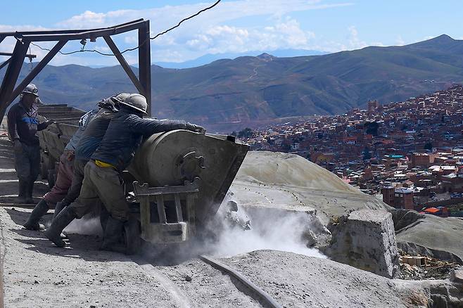 4월4일 볼리비아 포토시의 리코에 있는 파일라비리 광산에서 일하고 있는 광부들. ⓒAP Photo