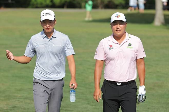 마이클 김(왼쪽)과 이경훈이 지난 27일 PGA 투어 취리히 클래식 2라운드에서 2번홀 페어웨이로 나가고 있다. ｜게티이미지