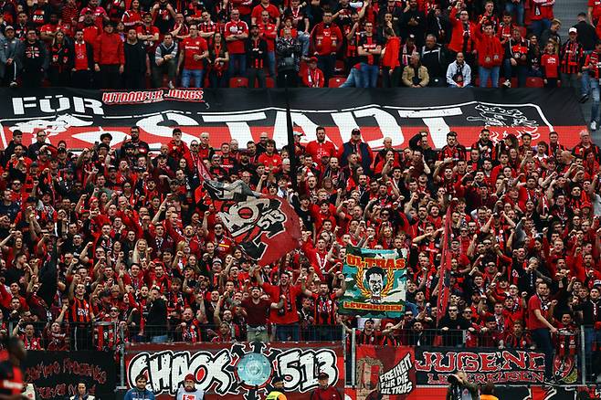 레버쿠젠 팬들이 28일 슈투트가르트전에서 뜨거운 응원을 펼치고 있다. 로이터연합뉴스