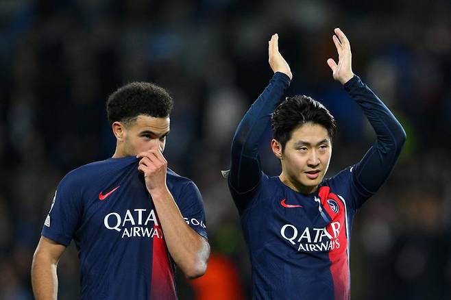 PSG 이강인과 자이르-에메리가 지난 3월 챔피언스리그 레알 소시에다드전을 마치고 함께 서있다. Getty Images코리아