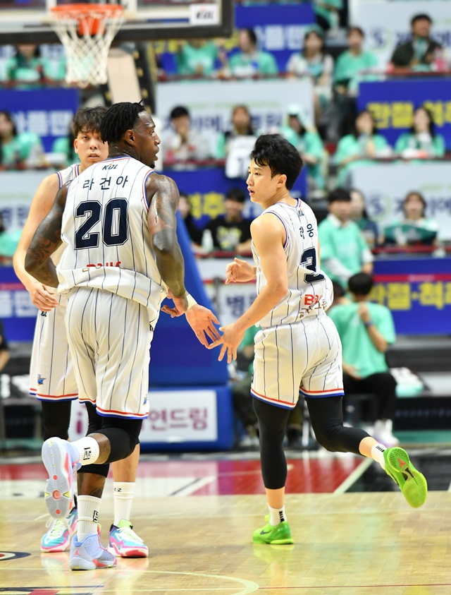 KCC 선수들. 오른쪽은 허웅. /사진=KBL 제공