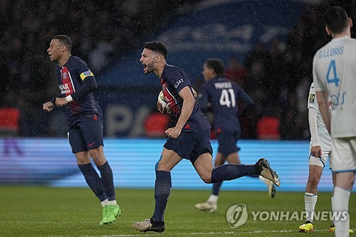 이강인이 후반 추가시간 극적인 어시스트를 기록하며 소속팀 파리 생제르맹(PSG)을 패배 위기에서 구해냈다. PSG는 28일(한국시간) 프랑스 파리에 위치한 파르크 데 프랭스에서 열린 르아브르와의 2023-24시즌 리그1 31라운드 경기에서 3-3 무승부를 거뒀다. 커리어 첫 리그 우승은 불발됐지만 이강인은 후반 시작과 함께 교체 투입돼 45분을 뛰면서 후반 추가시간 곤살루 하무스의 극장 동점골을 어시스트 하는 등 눈에 띄는 활약을 펼쳤다. 연합뉴스