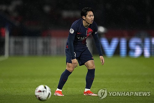 이강인이 후반 추가시간 극적인 어시스트를 기록하며 소속팀 파리 생제르맹(PSG)을 패배 위기에서 구해냈다. PSG는 28일(한국시간) 프랑스 파리에 위치한 파르크 데 프랭스에서 열린 르아브르와의 2023-24시즌 리그1 31라운드 경기에서 3-3 무승부를 거뒀다. 커리어 첫 리그 우승은 불발됐지만 이강인은 후반 시작과 함께 교체 투입돼 45분을 뛰면서 후반 추가시간 곤살루 하무스의 극장 동점골을 어시스트 하는 등 눈에 띄는 활약을 펼쳤다. 연합뉴스