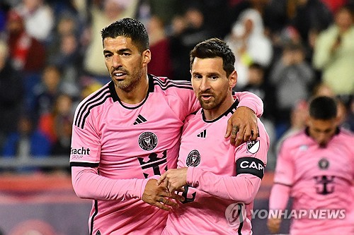 리오넬 메시가 2골 1도움을 올리는 맹활약으로 인터 마이애미를 MLS 선두로 이끌었다. 동시에 득점 및 도움 순위에서 모두 1위를 차지했다. 마이애미는 28일(한국시간) 미국 매사추세츠 주 폭스버러에 위치한 질레트 스타디움에서 열린 뉴잉글랜드 레볼루션과의 2024시즌 MLS 동부 콘퍼런스리그 10라운드 원정 경기에서 4-1 역전승을 거뒀다. 승점 3점을 추가한 마이애미는 6승3무1패, 승점 21로 한 경기 덜 치른 신시내티를 3점 차로 제치고 리그 1위에 올랐다. 연합뉴스