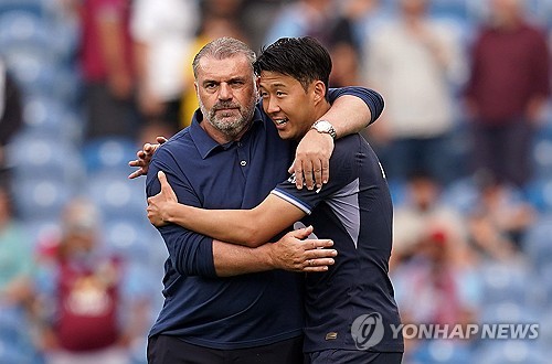 영국 매체 라이브 스코어가 28일(한국시간) 공식 사회관계망서비스(SNS)를 통해 팔로워들이 투표한 다가오는 북런던 더비 통합 베스트11을 소개했다. 이 중 토트넘 선수는 유일하게 손흥민만 존재했다. 나머지 포지션은 모두 아스널 선수들로 채워졌다. 토트넘은 오는 28일 오후 10시 잉글랜드 런던에 있는 토트넘 홋스퍼 스타디움에서 아스널과 2023-2024시즌 프리미어리그 35라운드 홈 경기를 갖는다. 연합뉴스