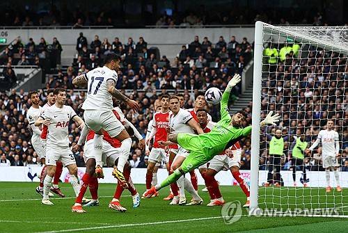 토트넘이 28일(한국시간) 잉글랜드 런던에 있는 토트넘 홋스퍼 스티다움에서 열린 아스널과의 2023-2024시즌 프리미어리그 35라운드 '북런던 더비' 홈 경기에서 2-3으로 패했다. 손흥민이 북런던 더비 8호 골을 넣었지만, 빛이 바랬다.&nbsp;  승점 확보에 실패한 토트넘은 5위(18승 6무 9패 승점 60)에 머물렀다. 4위 애스턴 빌라(20승 7무 8패 승점 67)보다 두 경기 덜 치렀지만, 승점 차를 좁히지 못하면서 4위까지 주어지는 다음 시즌 유럽축구연맹(UEFA) 챔피언스리그 출전권 확보 가능성이 떨어졌다.&nbsp;연합뉴스