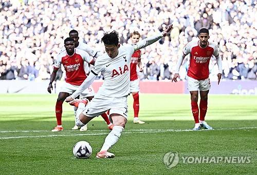 토트넘이 28일(한국시간) 잉글랜드 런던에 있는 토트넘 홋스퍼 스티다움에서 열린 아스널과의 2023-2024시즌 프리미어리그 35라운드 '북런던 더비' 홈 경기에서 2-3으로 패했다. 손흥민이 북런던 더비 8호 골을 넣었지만, 빛이 바랬다.&nbsp;  승점 확보에 실패한 토트넘은 5위(18승 6무 9패 승점 60)에 머물렀다. 4위 애스턴 빌라(20승 7무 8패 승점 67)보다 두 경기 덜 치렀지만, 승점 차를 좁히지 못하면서 4위까지 주어지는 다음 시즌 유럽축구연맹(UEFA) 챔피언스리그 출전권 확보 가능성이 떨어졌다.&nbsp;연합뉴스