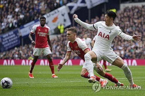 토트넘이 28일(한국시간) 잉글랜드 런던에 있는 토트넘 홋스퍼 스티다움에서 열린 아스널과의 2023-2024시즌 프리미어리그 35라운드 '북런던 더비' 홈 경기에서 2-3으로 패했다. 손흥민이 북런던 더비 8호 골을 넣었지만, 빛이 바랬다.&nbsp;  승점 확보에 실패한 토트넘은 5위(18승 6무 9패 승점 60)에 머물렀다. 4위 애스턴 빌라(20승 7무 8패 승점 67)보다 두 경기 덜 치렀지만, 승점 차를 좁히지 못하면서 4위까지 주어지는 다음 시즌 유럽축구연맹(UEFA) 챔피언스리그 출전권 확보 가능성이 떨어졌다.&nbsp;연합뉴스