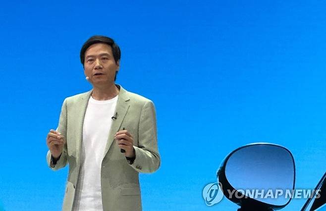 발표하는 레이쥔 샤오미 CEO (베이징=연합뉴스) 레이쥔 샤오미 최고경영자(CEO)가 25일(현지시간) 중국 베이징 국제전람센터 순이관에서 열린 '2024 오토 차이나'(베이징 모터쇼)에서 개최한 미디어데이 행사에서 발표하고 있다. 2024.4.25 [한국자동차기자협회 제공. 재판매 및 DB 금지] photo@yna.co.kr