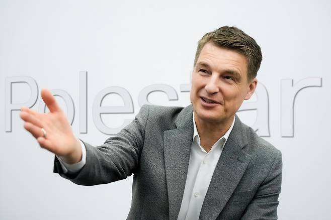 인터뷰하는 토마스 잉엔라트 폴스타 최고경영자(CEO) [한국자동차기자협회 제공. 재판매 및 DB 금지]