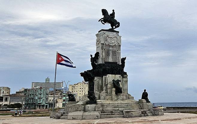 아바나 도심 공원에 휘날리는 쿠바 국기 (아바나=연합뉴스) 이재림 특파원 = 지난 18일(현지시간) 쿠바 아바나 안토니오마세오 공원에 있는 쿠바 국기가 바람에 펄럭이고 있다. 2024.2.20 walden@yna.co.kr