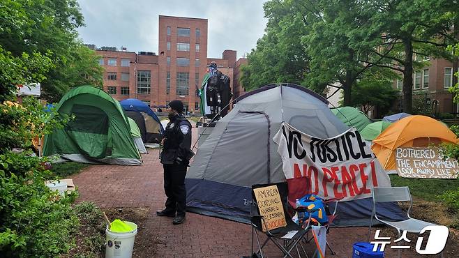 친팔레스타인 시위대가 27일(현지시간) 미국 워싱턴DC 조지워싱턴대 광장에서 텐트 농성을 이어가고 있다.
