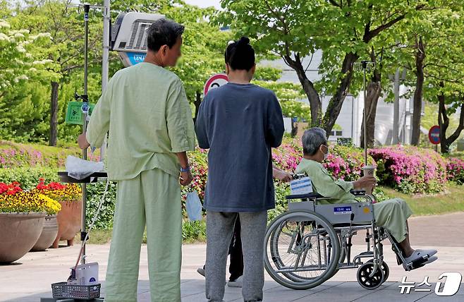의대정원 증원을 놓고 의정갈등이 이어지고 있는 28일 오전 서울의 한 병원에서 환자들이 산책을 하고 있다. 2024.4.28/뉴스1 ⓒ News1 장수영 기자