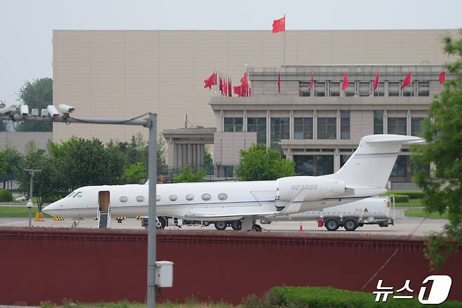 지난 28일 일론 머스크 테슬라 최고경영자(CEO) 전용기가 베이징 공항에 도착한 모습. ⓒ 로이터=뉴스1 ⓒ News1 박형기