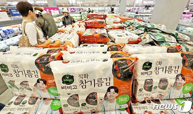 18일 서울의 한 대형마트를 찾은 시민이 김을 구매하고 있다.2024.4.18/뉴스1 ⓒ News1 장수영 기자