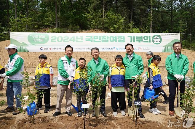 남성현 산림청장(왼쪽에서 다섯번째)이 '국민과 함께하는 산림복원' 행사에서 대한적십자사, 기부기업 대표 등 참석자들과 나무를 심고 있다. (산림청 제공) / 뉴스1