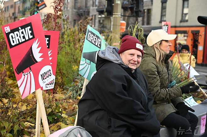 캐나다 몬트리올에서 교직원들이 더 나은 임금과 근로조건을 요구하며 시위를 벌이고 있다. 2023.11.21/ ⓒ AFP=뉴스1 ⓒ News1 권진영 기자