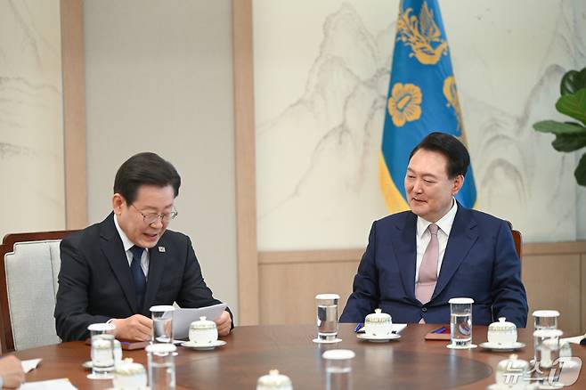 윤석열 대통령이 29일 용산 대통령실에서 열린 영수회담에서 이재명 더불어민주당 대표의 모두발언을 경청하고 있다 .(대통령실 제공) 2024.4.29/뉴스1 ⓒ News1 오대일 기자