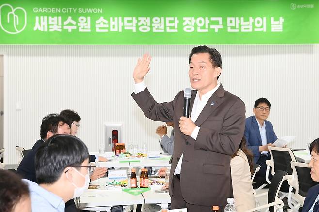 이재준 경기 수원시장이 최근 구별로 진행된 '새빛수원 손바닥정원단 만남의 날' 행사에 참석해 발언하고 있다. (수원시 제공)