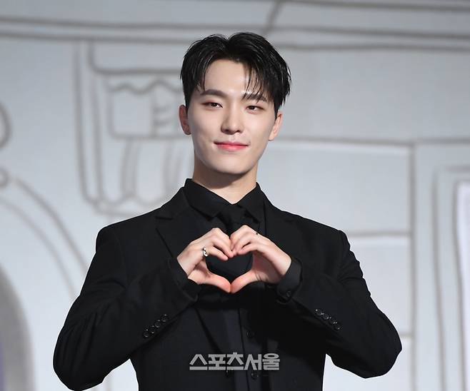 세븐틴 디노가 29일 콘래드 서울 호텔에서 그간 9년 활동을 정리한 베스트 앨범 ‘세븐틴 이즈 라이트 히어(17 IS RIGHT HERE)’ 발매 기념 글로벌 기자간담회에서 포토타임을 갖고 있다. 2024. 4. 29.최승섭기자 thunder@sportsseoul.com