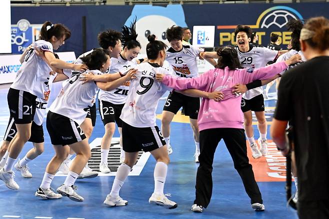 SK선수들이 우승 후 세레머니를 하고 있다. 사진 | 한국핸드볼연맹