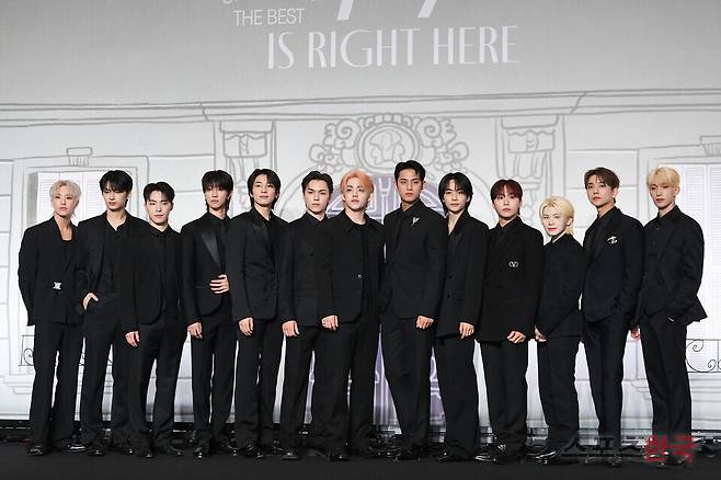 '17 IS RIGHT HERE'(세븐틴 이즈 라잇 히어) 발매 기념 글로벌 기자간담회에 참석한 그룹 세븐틴. (호시, 준, 디노, 디에잇, 원우, 버논, 에스쿱스, 민규, 정한, 승관, 우지, 조슈아, 도겸/사진 왼쪽부터)&nbsp; ⓒ이혜영 기자 lhy@hankooki.com