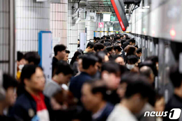 2일 오전 서울지하철 4호선 사당역 승강장에서 시민들이 열차를 타고 내리고 있다.2023.11.2/뉴스1 © News1 구윤성 기자