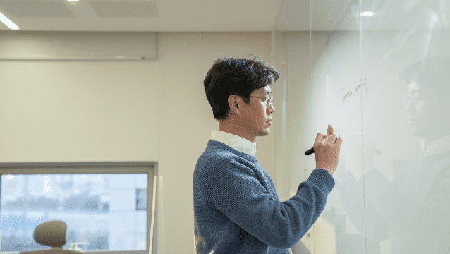 황영규 알체라 대표가 사업 구상에 골몰하고 있다.  얼굴인식 AI를 앞세워 시장을 확대하고 있는 알체라는 작년에 큰 적자를 기록해 올해 턴어라안드 하는 것이 절체절명 과제다.