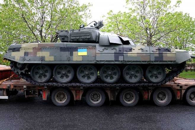 27일(현지시간) 러시아군이 노획한 우크라이나 탱크가 전시 목적으로 모스크바에 이송되고 있다. 모스크바=타스·연합뉴스