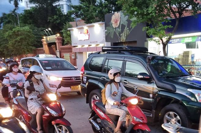 택시 회사의 이름을 단 흰색 차량이 베트남 현지 택시 업체 '비나선' 택시이다. 또 다른 택시 업체 '마일린'은 차량이 초록색이다. /호찌민=이미지 기자