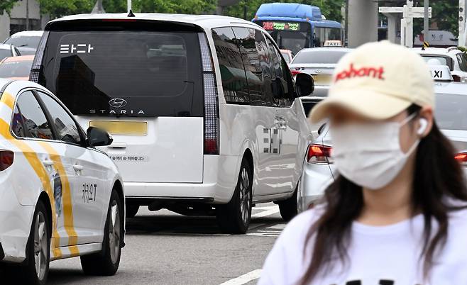 서울 거리를 오가는 타다 차량과 카카오T로 호출 가능한 일반 택시들. /뉴스1