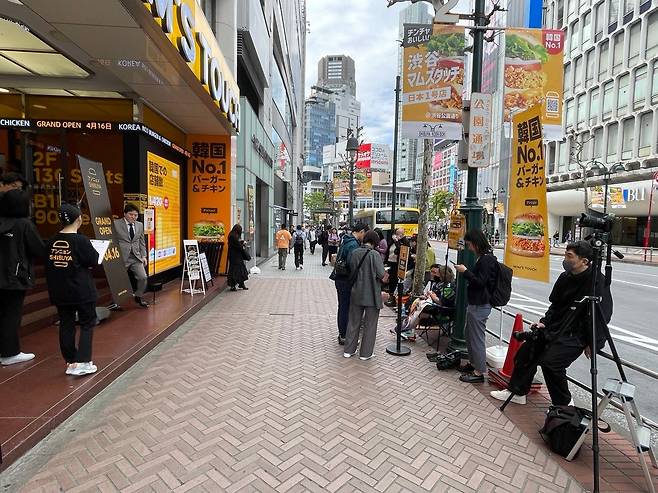 일본 시부야에 출점한 맘스터치 1호점 앞에 줄을 선 일본인 모습. /성호철 도쿄특파원