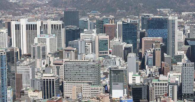 남산에서 바라본 서울 도심에 주요 기업체 건물이 보인다. /연합뉴스