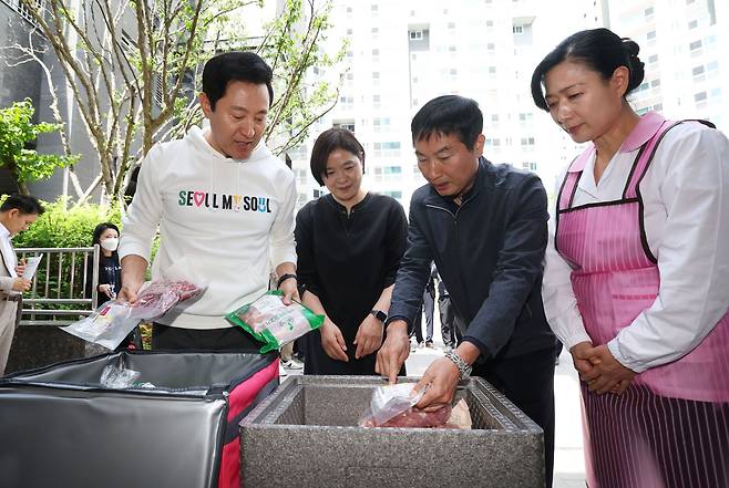 오세훈 서울시장이 29일 오전 서울 서대문구 새빛어린이집에서 열린 '서울 든든급식 운영 기념 행사'에서 식재료를 살펴보고 있다. /뉴스1