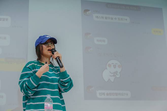 그룹 뉴진스의 소속사 어도어 민희진 대표가 25일 서울 서초구 한국컨퍼런스센터에서 하이브 경영권 탈취 시도와 관련한 배임 의혹에 긴급기자회견을 갖고 방시혁 하이브 의장과 나눈 카톡을 공개하고 있다. /뉴스1