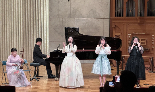 세종 장애인예술단 '어울림'이 지난해 11월 일본 도쿄에서 장애인식개선 공연을 하는 모습. 세종교육청 제공