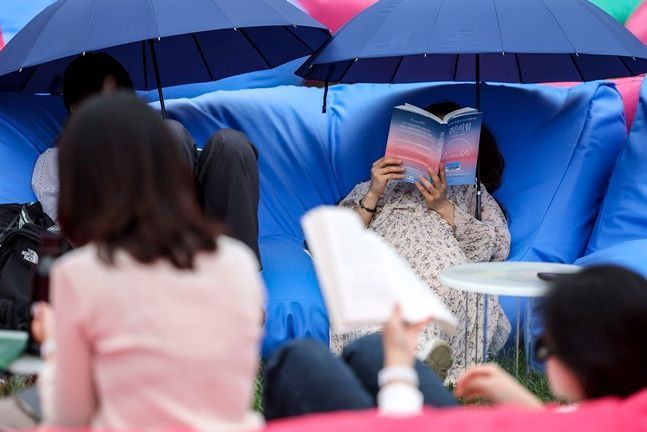 책읽는 서울광장 풍경. 기사 내용과는 무관ⓒ뉴시스