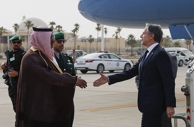 토니 블링컨  미 국무장관이 29일(현지시간) 사우디아라비아 리야드에 도착해 무함마드 알 감디 사우디 외교부 의전국장의 환영을 받고 있다. 리야드=AP 뉴시스