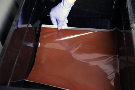 한국화학연구원은 독성이 강한 유기용매의 에너지 효율 향상과 재활용률을 높이는 나노여과 분리막 제조기술을 개발했다. 사진은 연구진이 대면적으로 제작한 분리막 모습.



화학연 제공