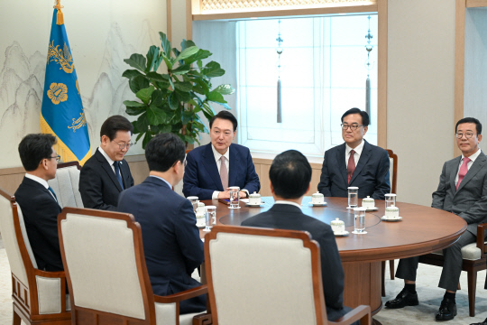 윤석열 대통령과 이재명 더불어민주당 대표가 29일 서울 용산 대통령실 집무실에서 영수회담을 하고 있다. <연합뉴스>