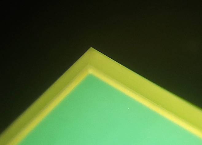 레이저앱스가 절단한 반도체용 유리기판 사진