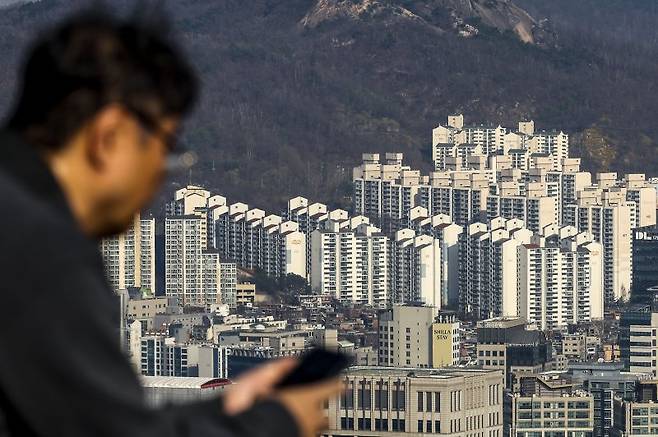 2일 서울 중구 남산 전망대를 찾은 시민이 서울시내 아파트를 바라보고 있다. 뉴시스.