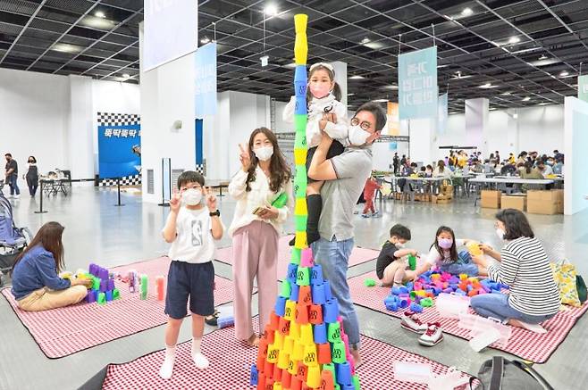 국립부산과학관이 가정의 달을 맞아 가족체험행사 '뚝딱뚝딱 패밀리 챌린지'를 어린이날 연휴인 4일부터 6일까지 과학관 야외광장 일대에서 개최한다고 29일 밝혔다. 지난해 열린 패밀리 챌린지 행사 모습. 국립부산과학관 제공