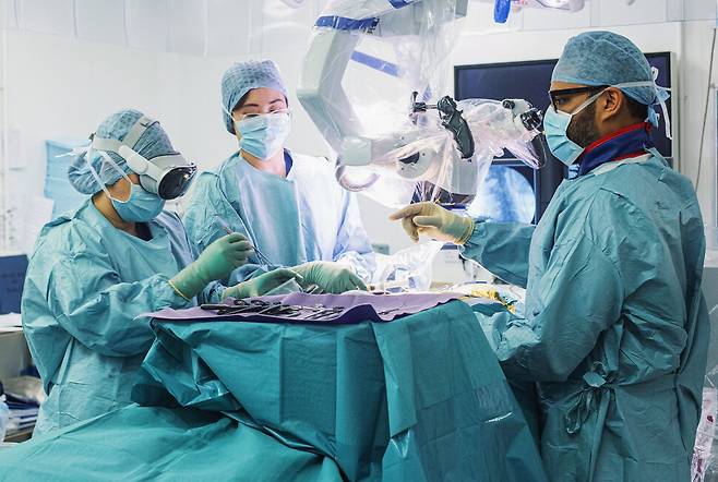 영국 크롬웰병원은 지난 3월 애플 ‘비전 프로’를 이용해 미세 척추 수술을 두 차례 진행했다. 엑스엑스 제공