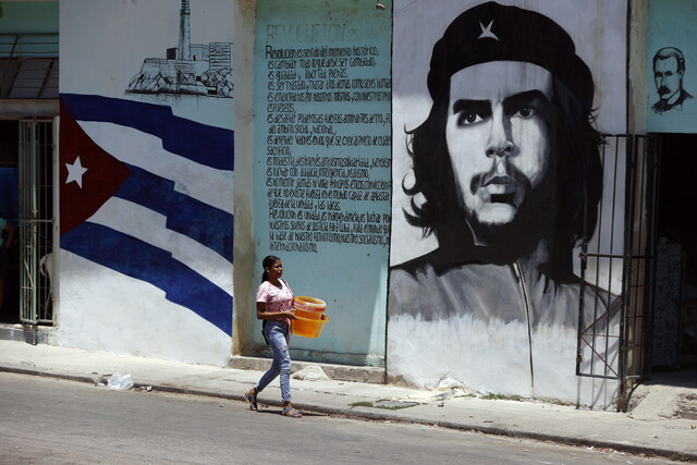 26일 쿠바 아바나 시내에서 혁명가 체 게바라 초상화 앞을 한 시민이 걸어가고 있다. 아바나/EPA 연합뉴스